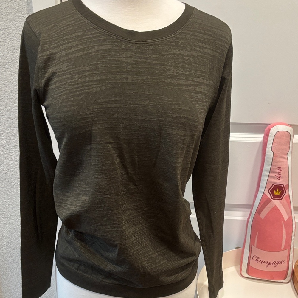 EUC Lululemon Olive Long Sleeve Women's Tee